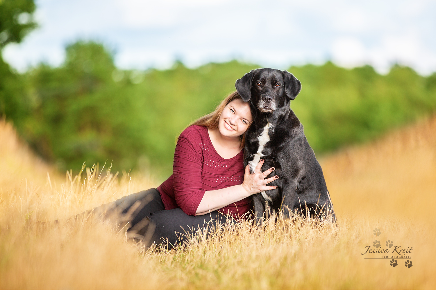 Hundefotografie von Tierfotografie Jessica Kreit aus Hannover. Porträt von einem Mischling mit Besitzerin im Sommer