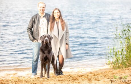 Fotoshooting mit Hund und Familie am See fotografiert von Jessica Kreit Hundefotografin aus Hannover