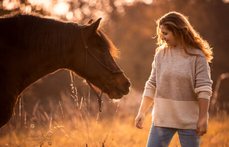 Fotoshooting mit Pferd und Mensch im Sonnenuntergang fotografiert von Jessica Kreit Pferdefotografin aus Hannover