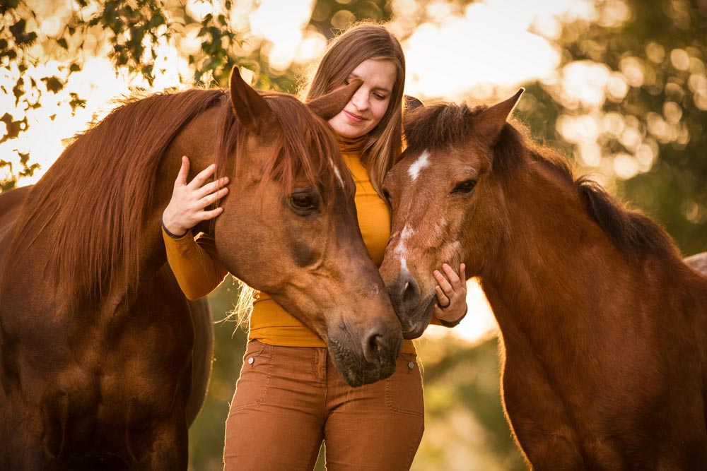 Pferdefotografie Ponys und Besitzerin kuschelnd fotografiert von Jessica Kreit Pferdefotografin aus Hannover