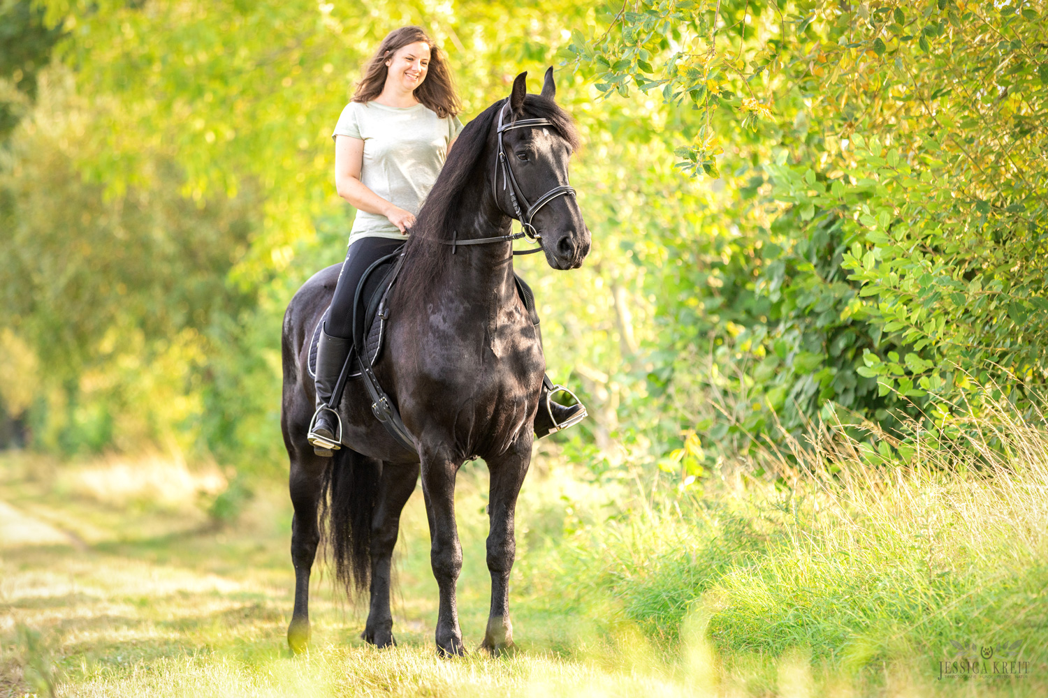 Pferdefotografie von Tierfotografie Jessica Kreit aus Hannover. Porträt von Pferd und Reiterin